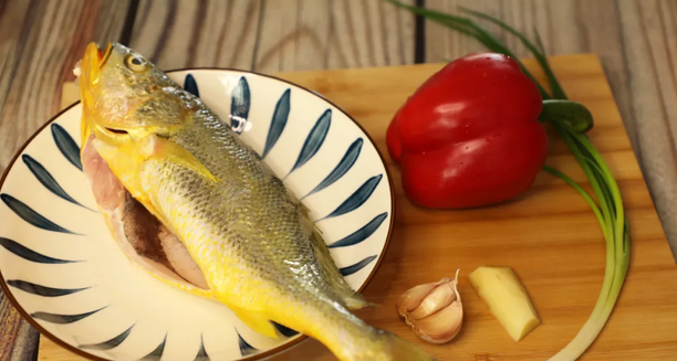 一斤左右的黄花鱼怎么做好吃(黄花鱼最好吃的做法，酒店要88元一份，自己做成本不到20块)