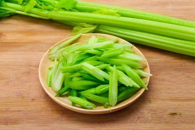 吃芹菜为什么不吃叶子(吃芹菜为什么不吃叶？真相你可能不清楚，为了健康不妨了解一下！)
