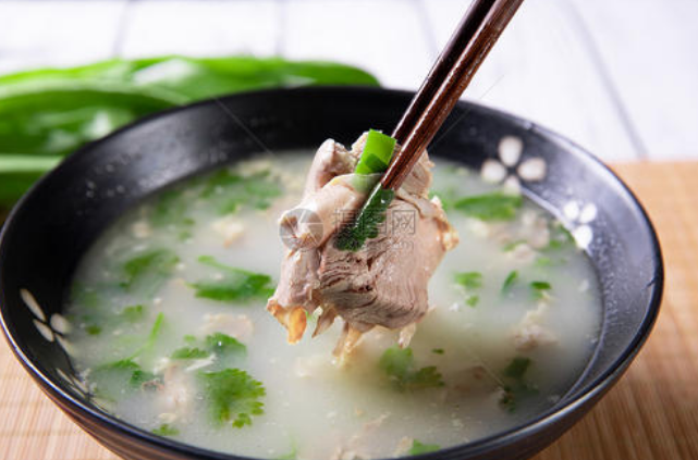 冬天炖羊肉汤的方法(冬天炖羊肉汤，别乱用调料，只加这3样，浓白鲜美无膻味，特好喝)