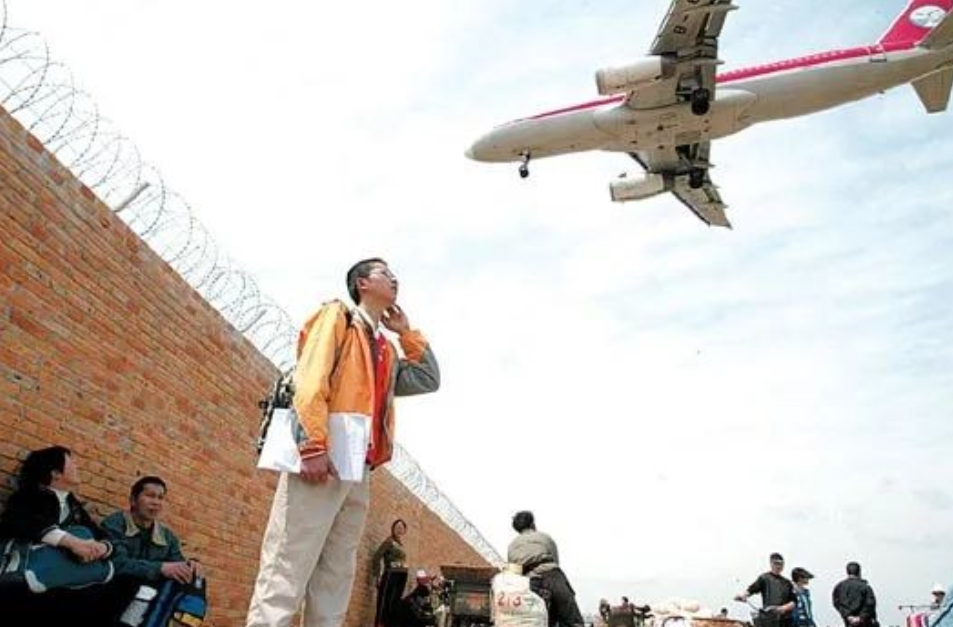 2004年14岁湖南男孩扒飞机，万米高空停留1.5小时，现创业当老板