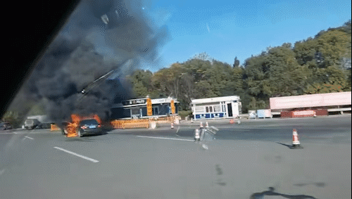 江西南昌：油门失灵轿车起火！热心市民及时报警