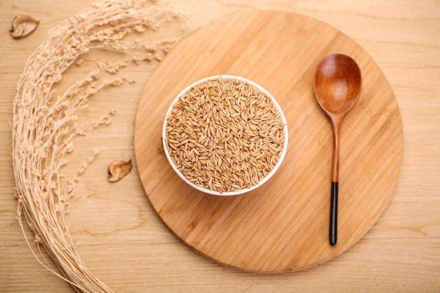 燕麦是骨质疏松的“发物”？提醒：若想养骨，2种食物尽量要少吃