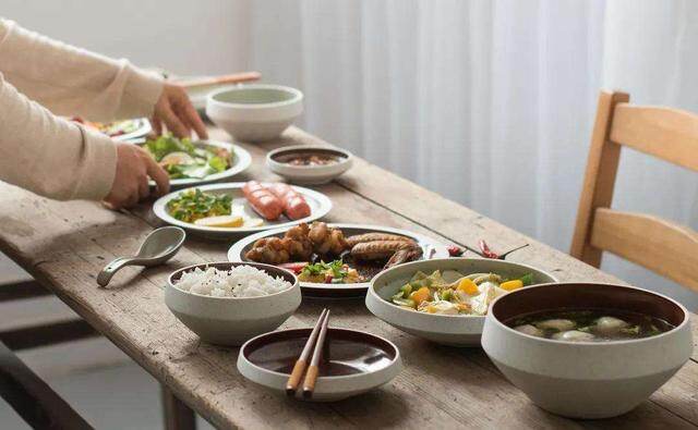 燕麦是骨质疏松的“发物”？提醒：若想养骨，2种食物尽量要少吃