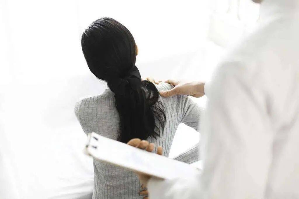 “隐隐的背痛”就一定是心绞痛吗？医生提醒：这2种情况要注意