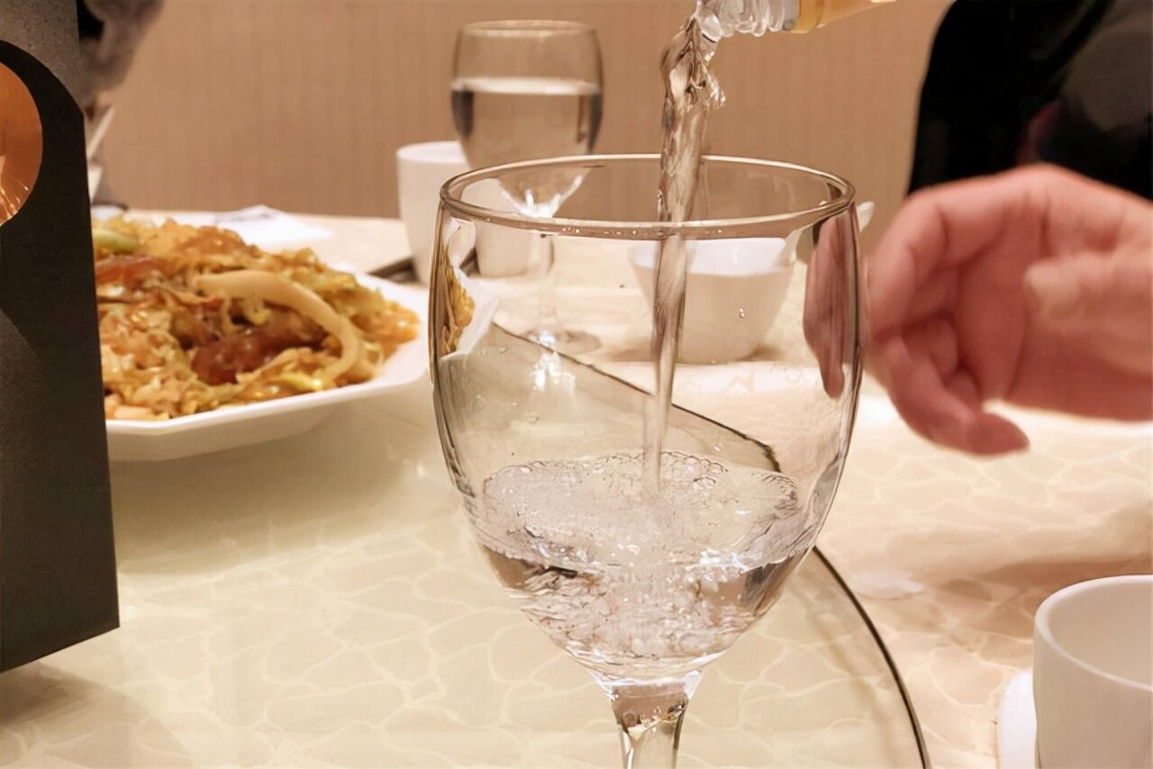 每天喝少量白酒，一年后身体会发生哪些变化？6个好处或不请自来