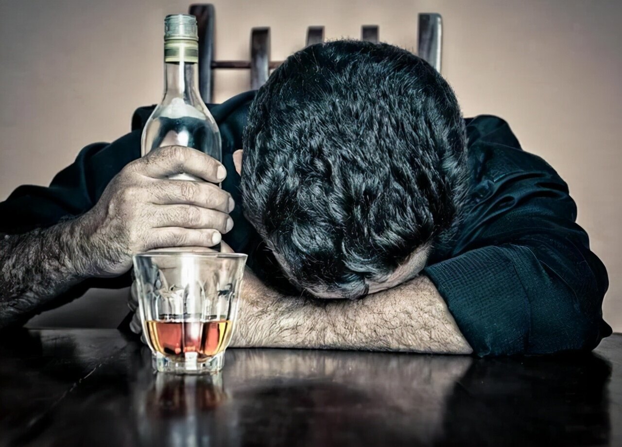 每天喝少量白酒，一年后身体会发生哪些变化？6个好处或不请自来