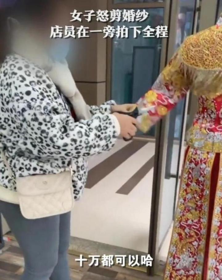 重庆一孕妇怒剪32件婚纱，婚礼店称已达成5万元赔偿协议：不想把人逼到绝路