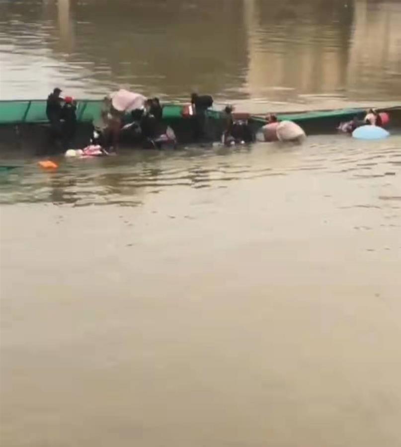 广西桂林一浮桥侧翻，18人全部获救