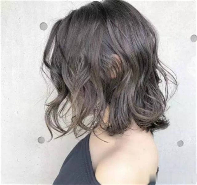 脸大的女人,发型最好选"齐肩线条烫"!晋升颜值还显脸小(2)