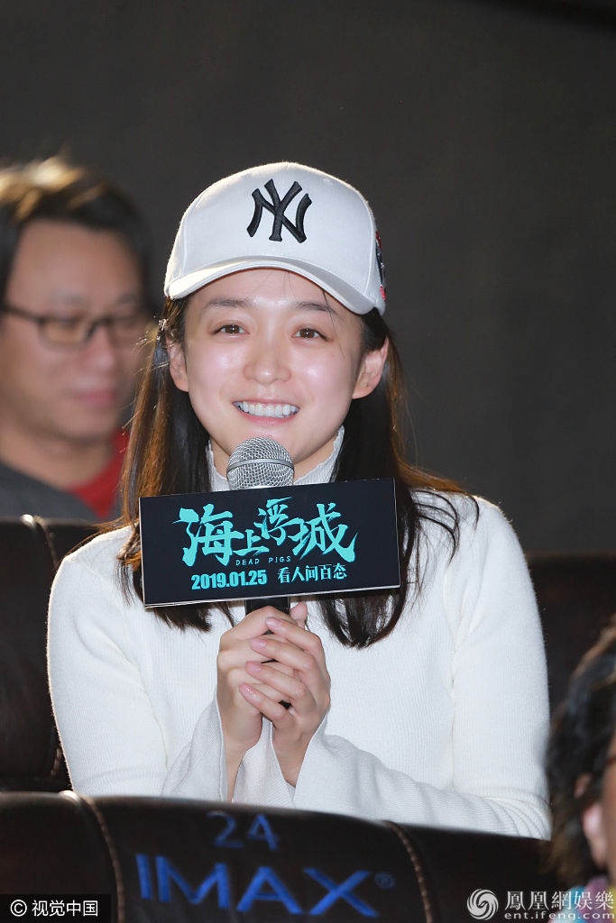 何泓姗素颜助阵依旧清丽可人,表示已经发"如懿传群聊"号召大家看电影.