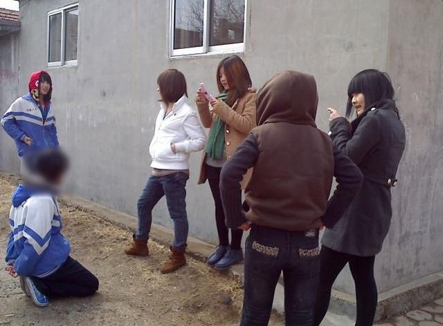 农村人,又没有什么娱乐节目,争猛斗狠成了一种风气,学生,尤其是初中生