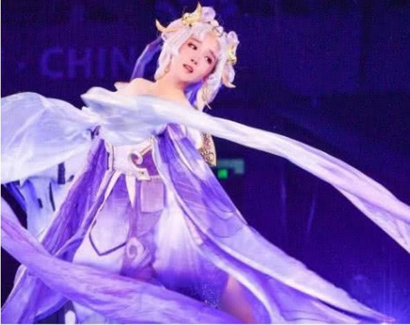 陈小纭cos嫦娥,在舞台翩翩起舞的样子,被网友盛赞仙女本仙!