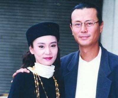 惨遭前夫抛弃,被迫摘除子宫,现任丈夫坠楼身亡,今57岁与狗相伴