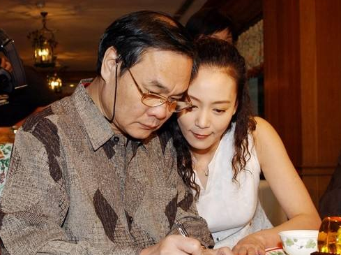 惨遭前夫抛弃,被迫摘除子宫,现任丈夫坠楼身亡,今57岁与狗相伴