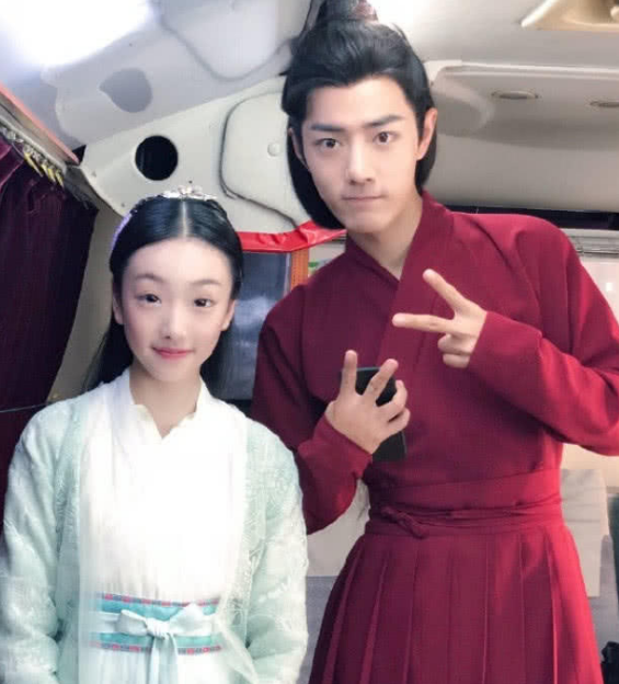 《陈情令》罕见幕后:舅舅拿着荷叶自拍,魏无羡跟阿苑相处和谐!