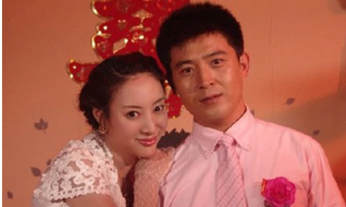 13次登上央视春晚,和妻子从校服走到婚纱,年过半百却似20岁-宝哥娱乐