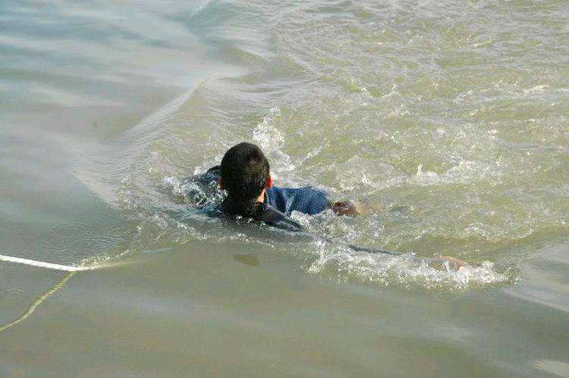 小男孩溺水照片图片