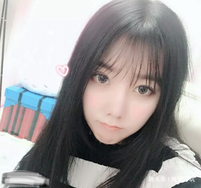 我觉得我该站出来了,我这边有团团早期直播喝水的照片,其实她真的很