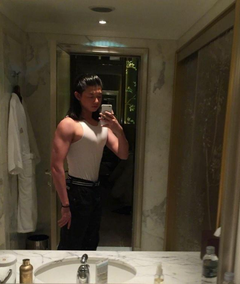 脸与身材不符的男星:想在杨洋胳膊上荡秋千,王嘉尔腹肌上滑滑梯-生活
