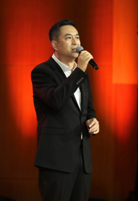 张嘉译ktv西安话唱《两只蝴蝶》,网友:"唱出了羊肉泡馍的味"