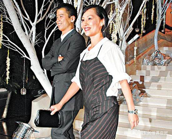 5月推出第五张国语专辑《绝色音展》;9月与林海峰在加拿大注册结婚