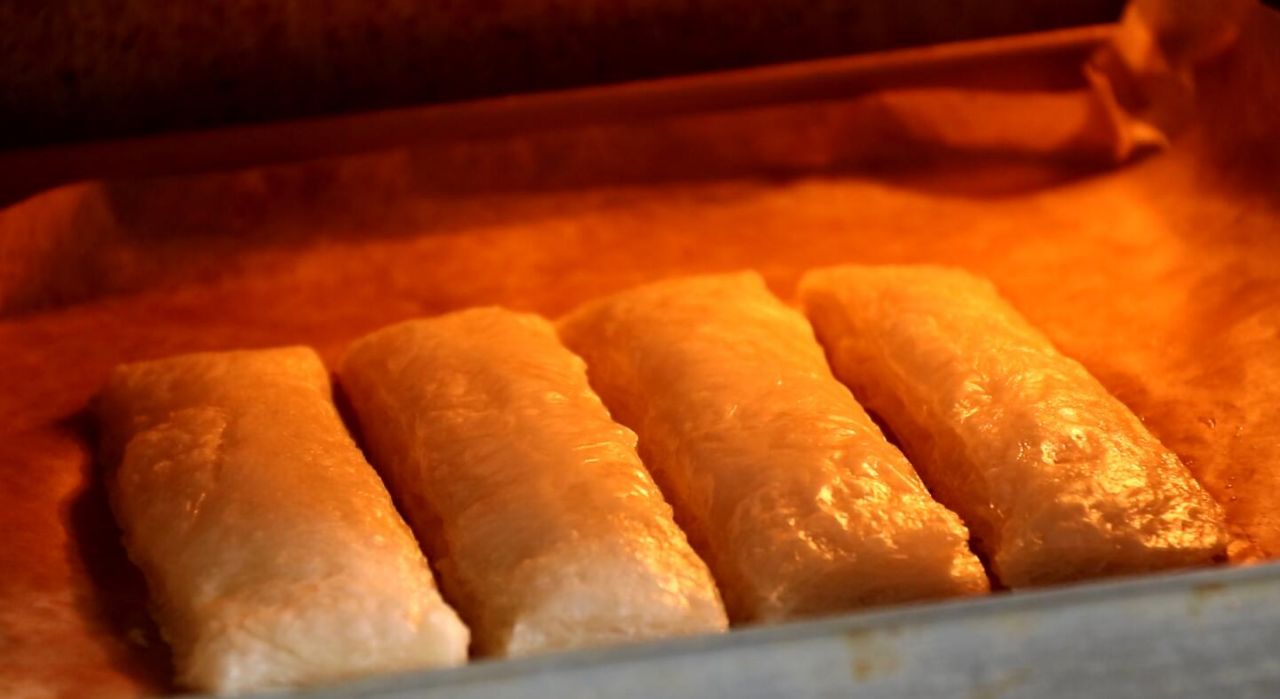 将切好的飞饼皮放入烤箱,上下管180度烤15到20分钟.