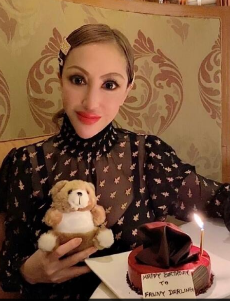 56岁香港名媛薛芷伦晒庆生照,蛇精脸像真实版女巫