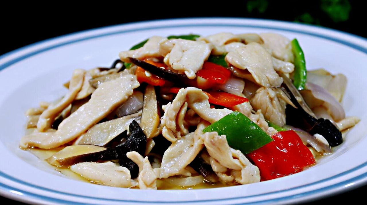 鲜嫩美味的鸡枞菌配上嫩滑爽口的鸡胸肉这一盘快炒热菜超简单