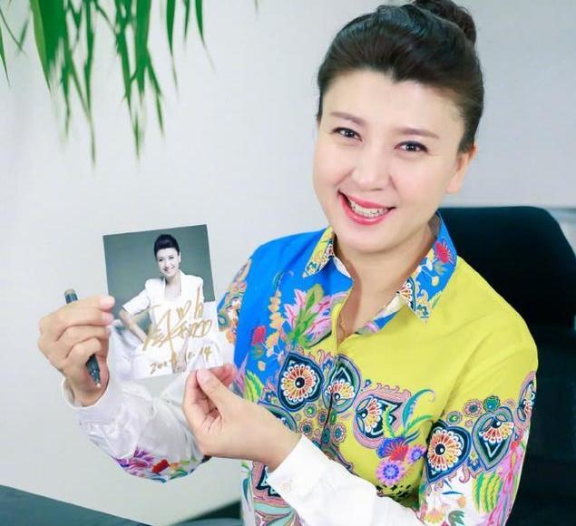 她是"国家一级演员",出道25年7次登春晚,今儿女双全惹人羡