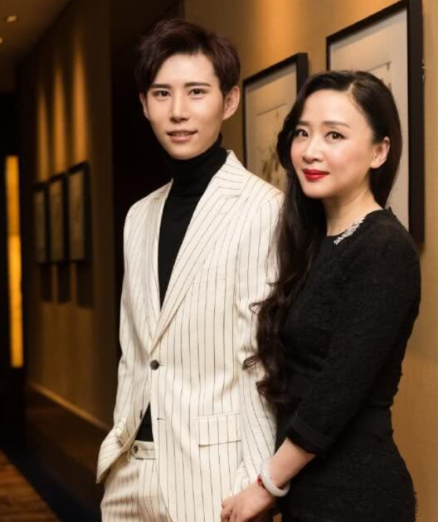 还记得86版《西游记》"蜘蛛精"姚嘉吗?最后一张美翻了!