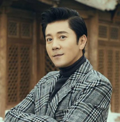 蔡国庆从小出生在一个艺术之家,父亲蔡仲秋是中国歌剧舞剧院的男中音