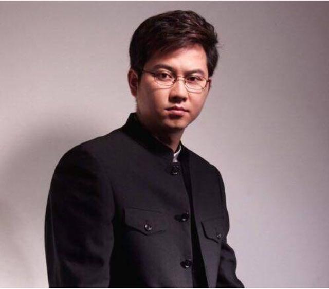 自诩情感专家,三段婚姻,三婚娶小16岁空姐,逼妻子辞职