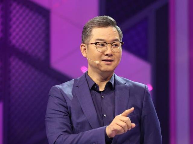 自诩情感专家,三段婚姻,三婚娶小16岁空姐,逼妻子辞职