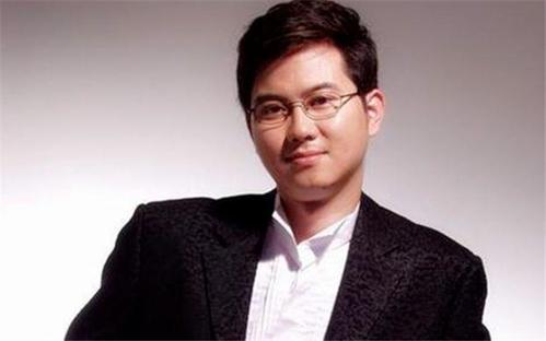 自诩情感专家,三段婚姻,三婚娶小16岁空姐,逼妻子辞职