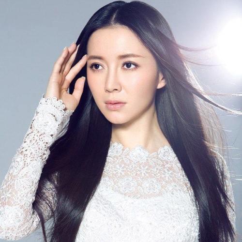 出道17年年龄却成谜,曾是知名主持,转型演员后沦为女配