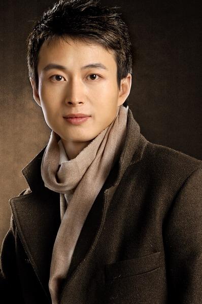 45岁赵岭:曾为果郡王配音,31岁与袁立闪婚,后娶杨洋幸福不已