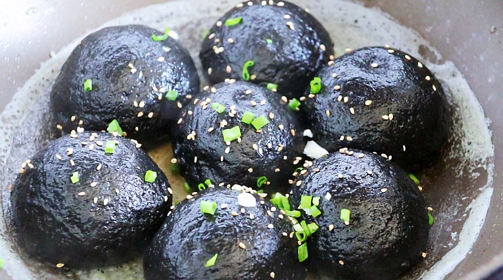 这是生煎包不一样的做法加上一种食材包子外皮松软黑亮