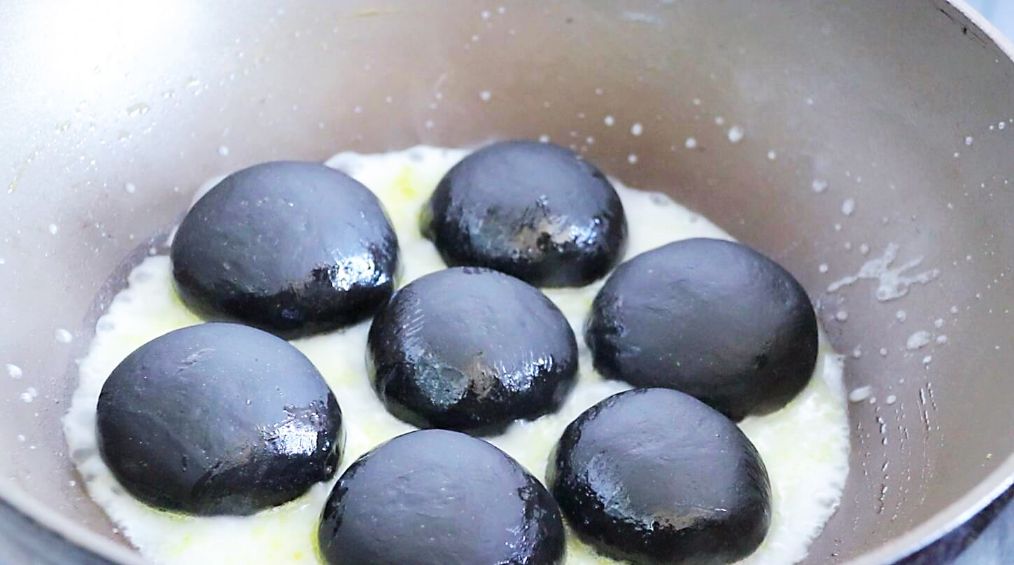 这是生煎包不一样的做法加上一种食材包子外皮松软黑亮