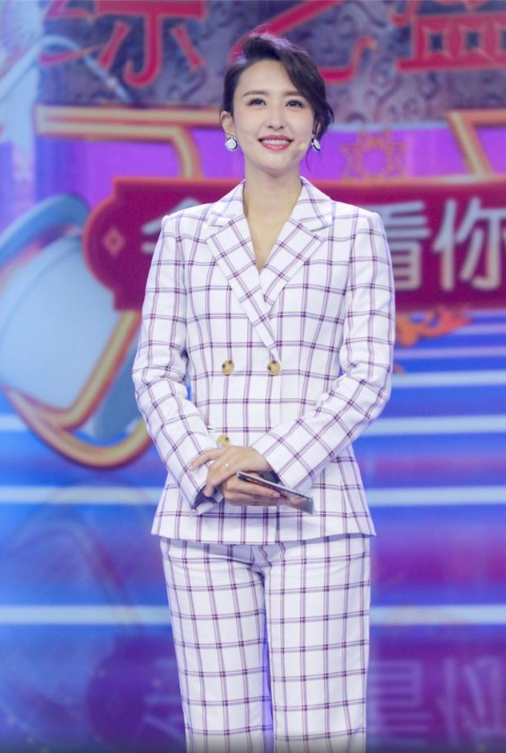 张蕾在35岁的时候复出重新回到央视主持,直到现在一直担任《综艺盛典