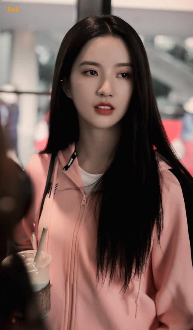 曾经与林俊杰合作过《美人鱼》的舞台,属于一眼惊艳的混血型颜值.