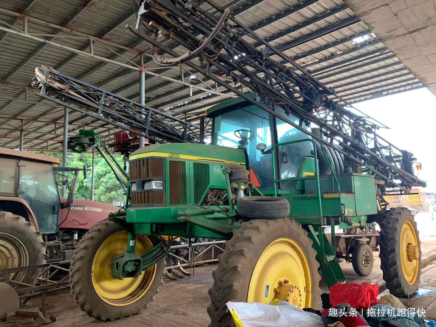 看农机还得去大农场,一水的进口农机具