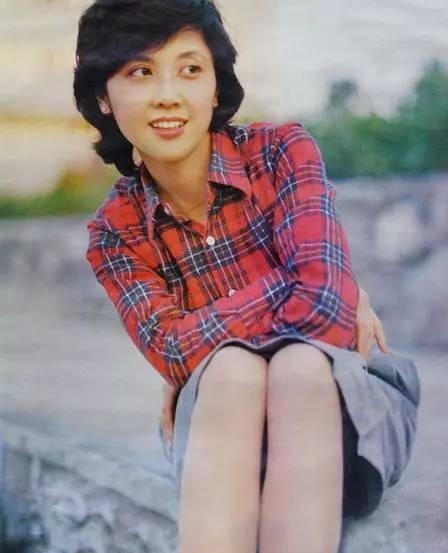 67岁"女儿国国王"朱琳,年轻时美貌不输林青霞,如今家庭幸福