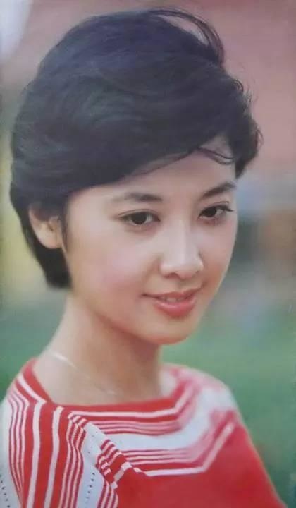 67岁女儿国国王朱琳,年轻时美貌不输林青霞,如今家庭幸福