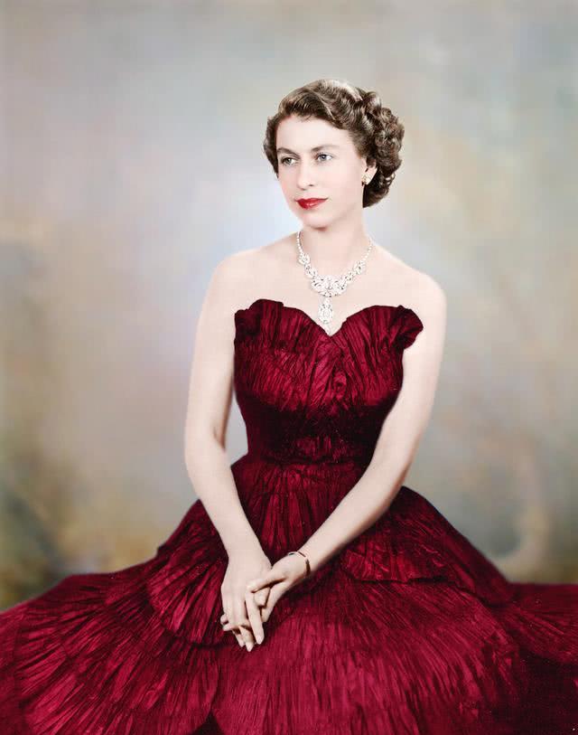 英国女王年轻时1尺7的腰,穿起礼服,丝毫不逊色于玛格丽特公主