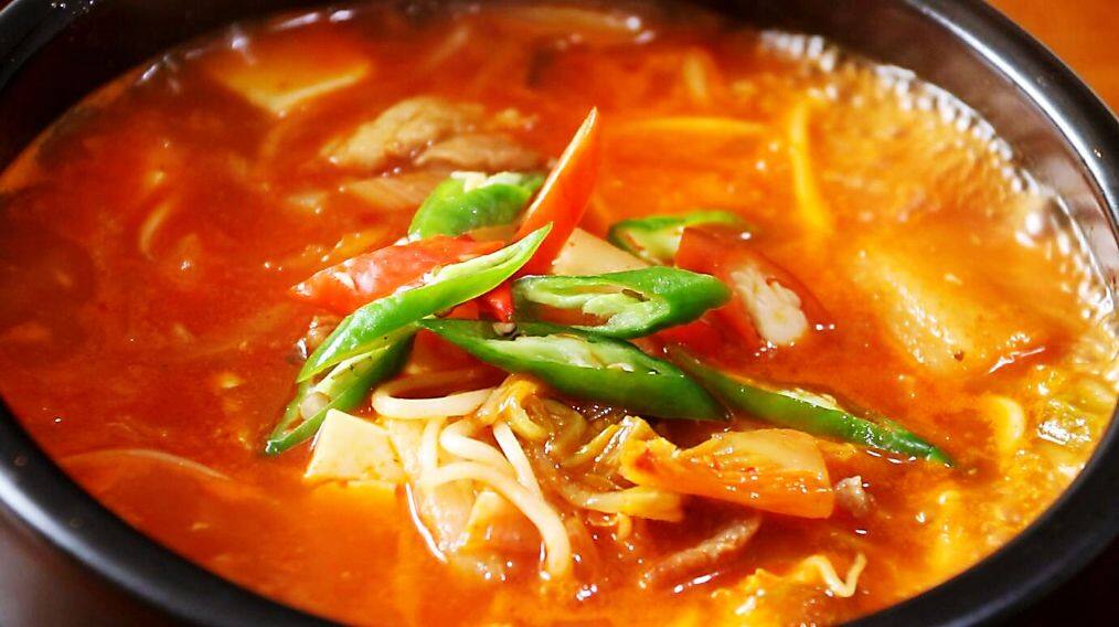 辣白菜豆腐汤配上煸出肥油的五花肉搭配一碗米饭吃了还想吃