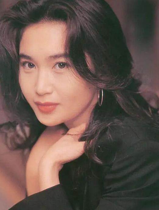 最美"妲己"温碧霞,因拍风月片出名,嫁入豪门后的她如何了?