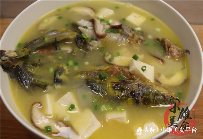 3,正在熬鱼汤的功夫,全程要采用小火慢熬的格式.