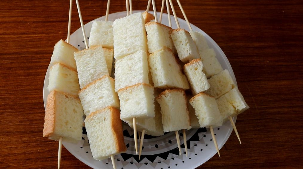 奶香片吃腻了教你烤面包片奶香味浓郁看着像烤五花肉串