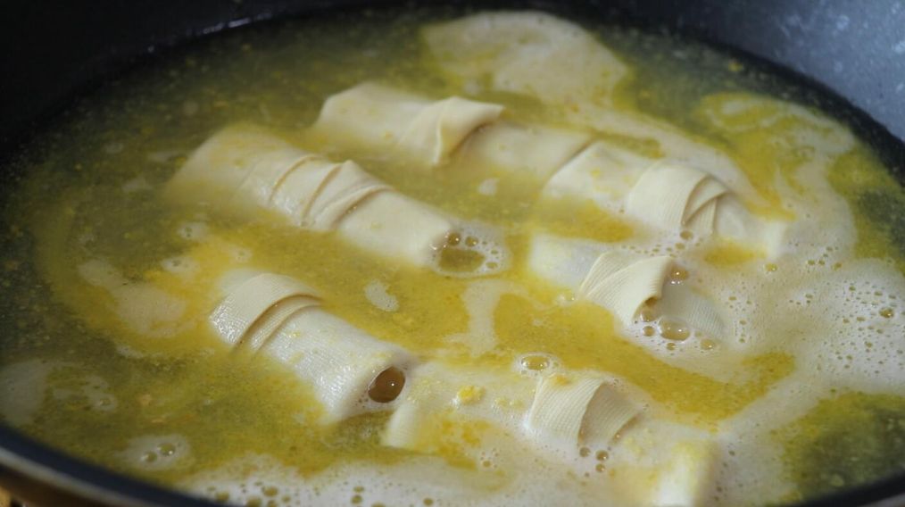 1张百叶1块猪肉教你做千张肉卷配上毛豆和咸蛋黄连汤喝光