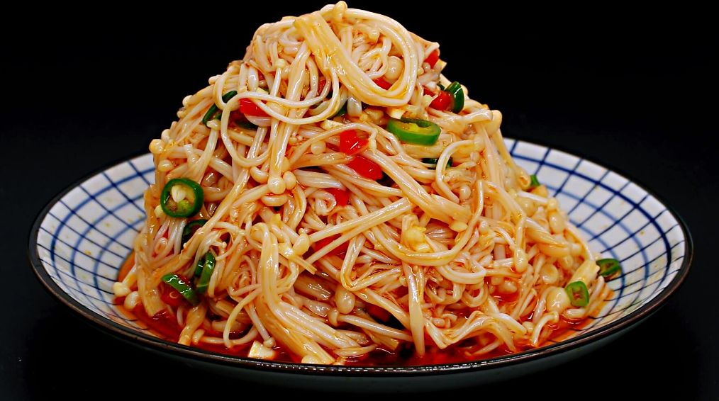 天热吃什么好?一点金针菇,几根辣椒,教你做红油金针菇